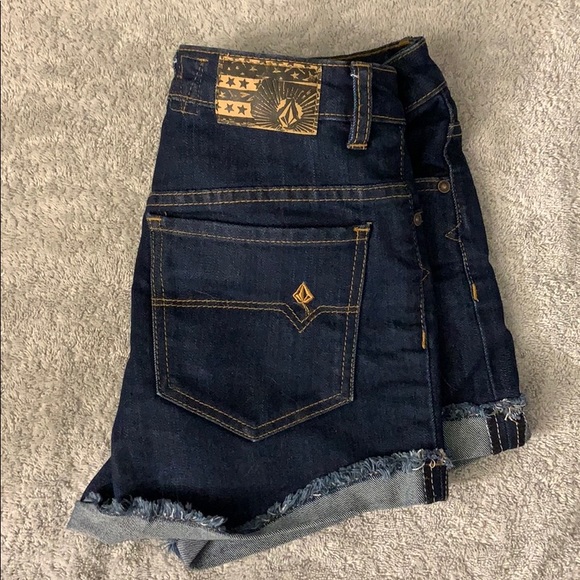 🐝 Volcom high rise shorts - Picture 3 of 4
